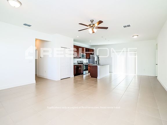 4th image of 1415 Sarasota Ct