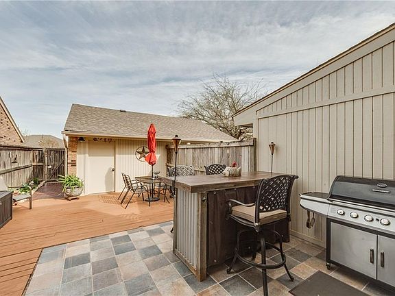 4th image of 520 Greenlea Chase W