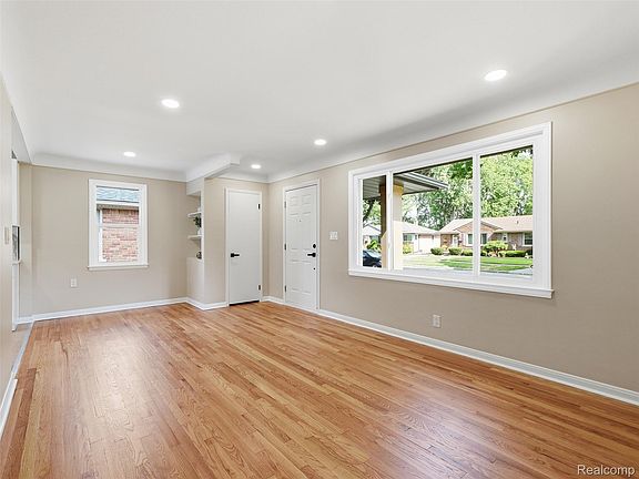4th image of 22628 Oconnor St