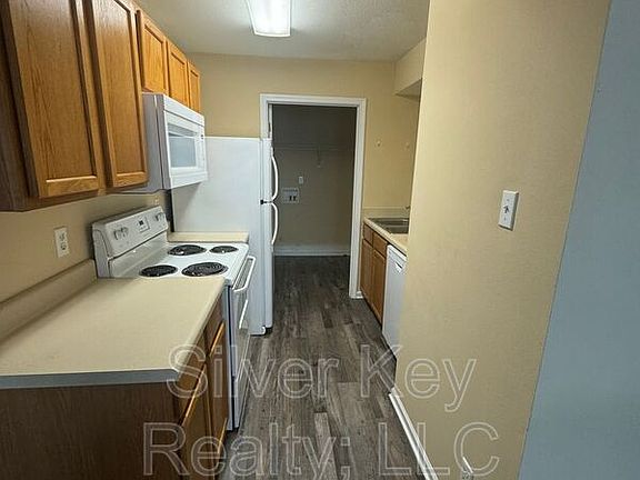 5th image of 220 Willow Creek Dr APT 4