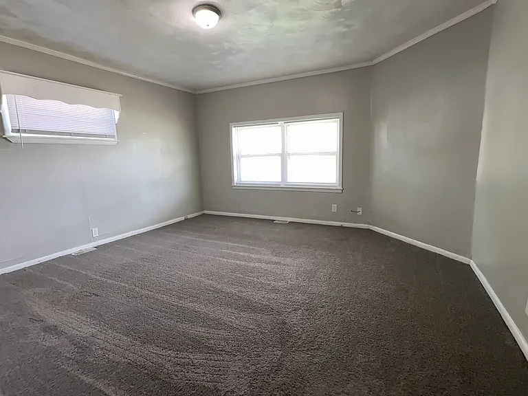 1521 & 1521 1/2 E Kirby Ave (AARC Management, LLC) — Photo 16