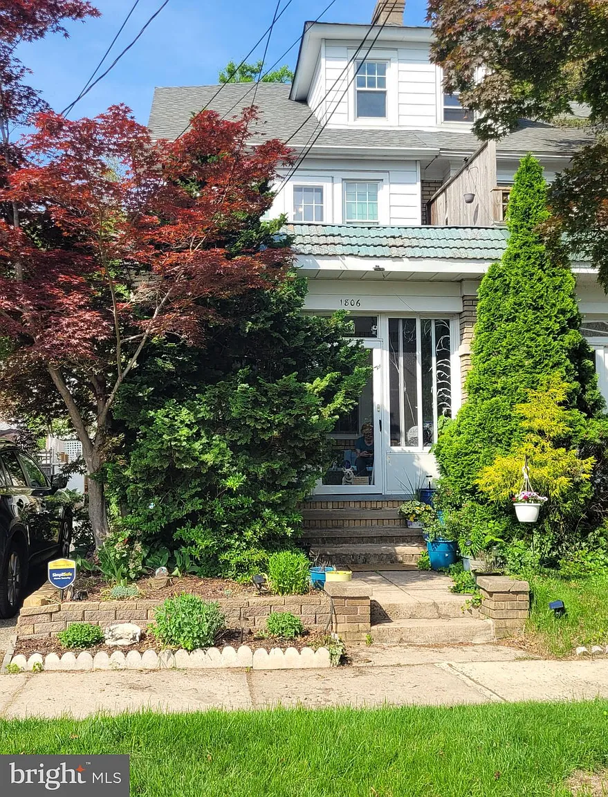 1806 Riverside Dr photo 1