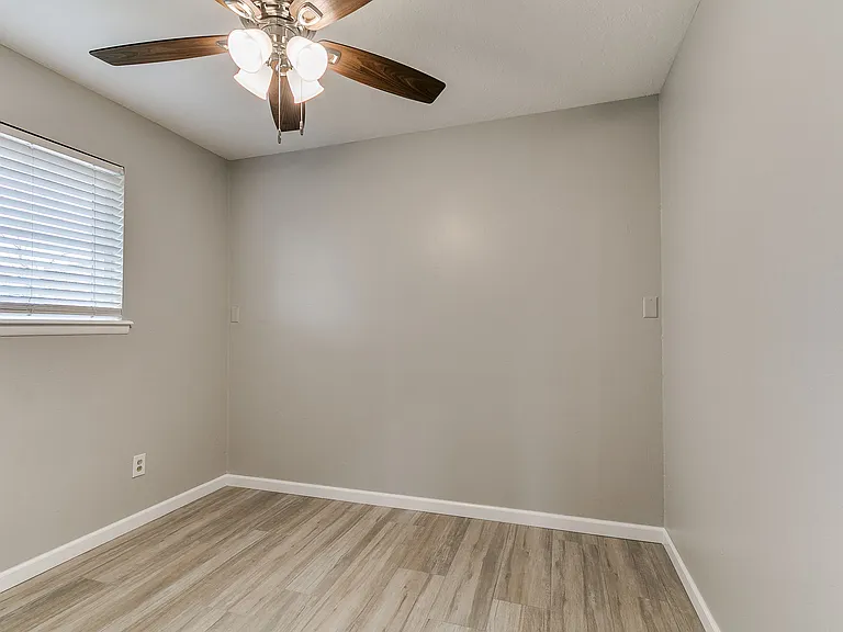 202 Thompson Dr — Photo 12