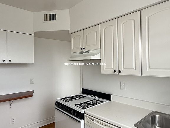 3rd image of 3052 W Berteau Ave #3B
