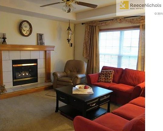 Spacious Great room with vaulted ceiling, fan and gas fireplace.