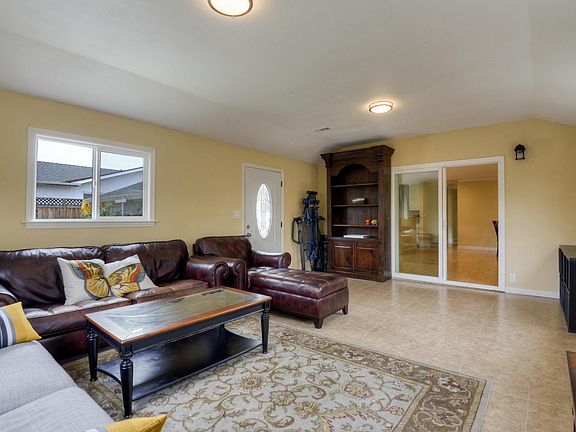 Spacious sun room - sliding glass door to the living room