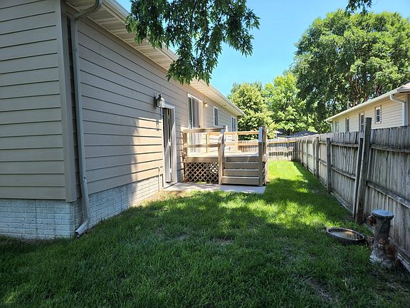 3rd image of 1103 Custer St