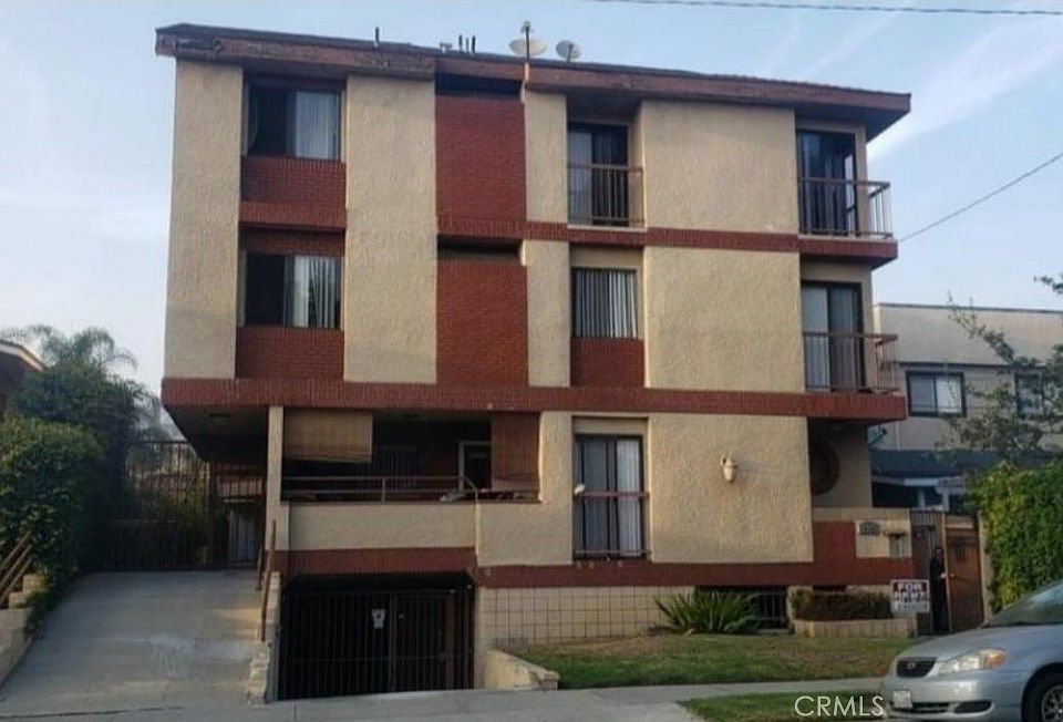 1st image of 415 W Stocker St APT 102