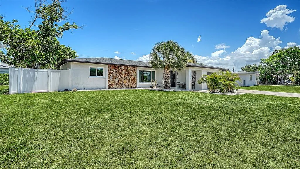 3 bed, 2.0 bath, 1576 sqft, $3,000 — Photo 2