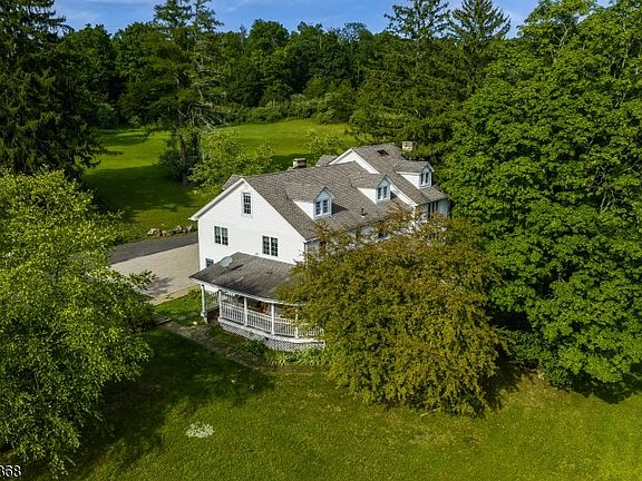 3rd image of 32 Stillwater Rd