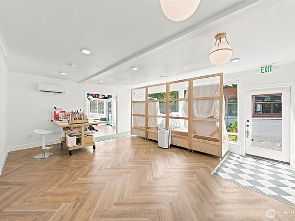 4th image of 2102 -2108 N Oakes Street