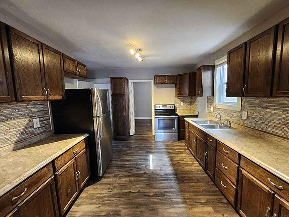 2nd image of 2203 Agnes Ave