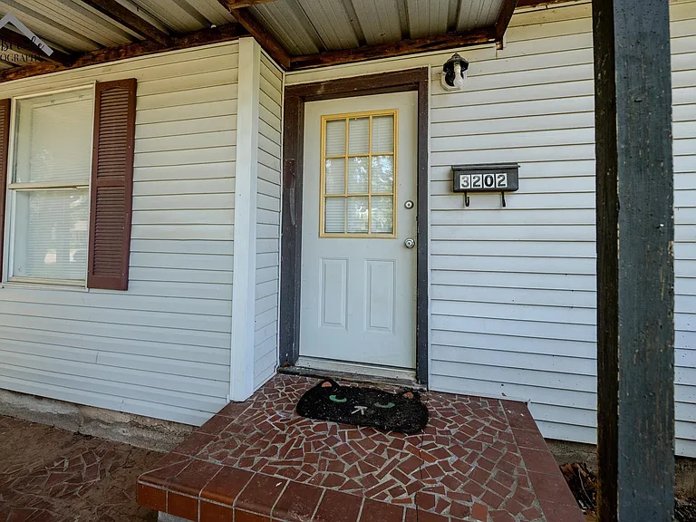 3202 Grant St — Photo 4