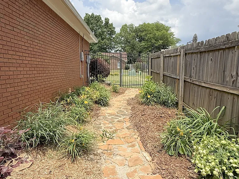 106 Teal Park Ln — Photo 32