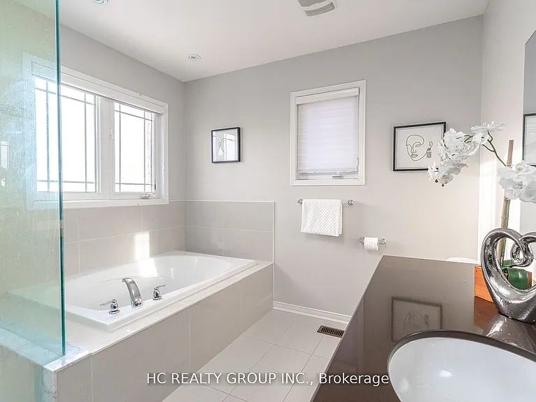 215 Armstrong Cres — Photo 14