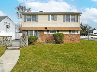 67 Sunrise Ln, Levittown, NY 11756