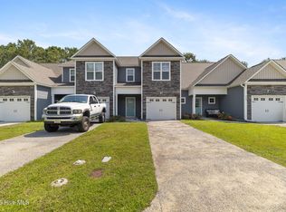 210 N Stingray Ln, Sneads Ferry, NC 28460