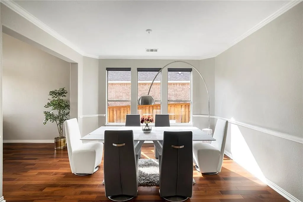 5 bed, 4.0 bath, 4096 sqft, $3,500 — Photo 3