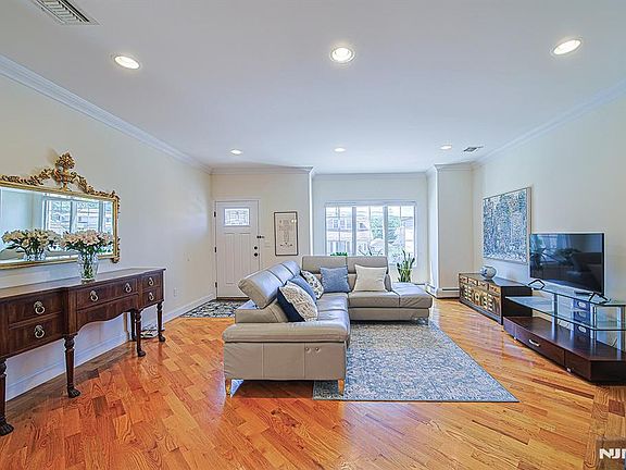 4th image of 305 E Harriet Ave #B
