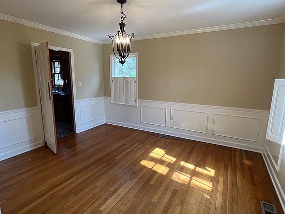 3rd image of 262 E Poplar Ave
