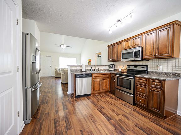 3rd image of 408 Niagra Ln