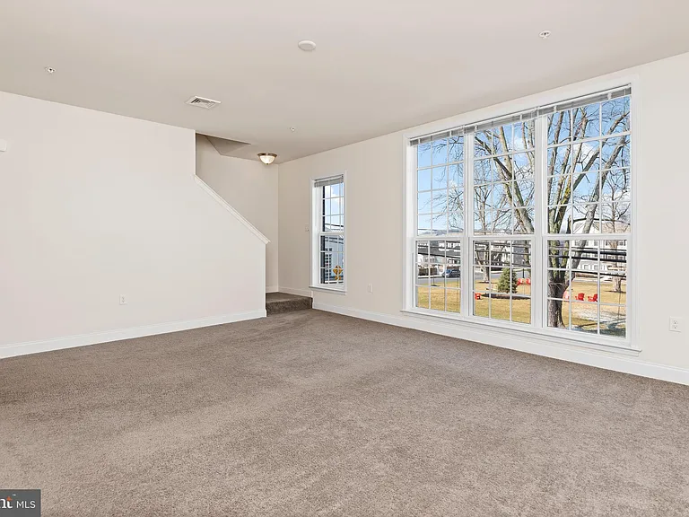 1323 Saxton Way — Photo 15