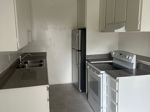 2nd image of 501 S Manhattan Pl APT 105