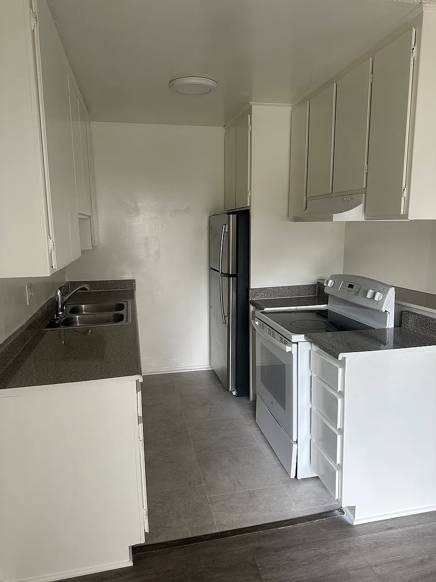 Building Photo - 501 S Manhattan Pl #105