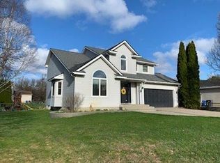 9287 Sand Point Dr, Whitmore Lake, MI 48189