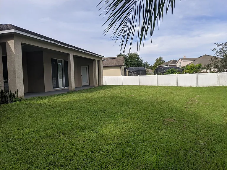 750 Lake Cove Pointe Cir — Photo 25
