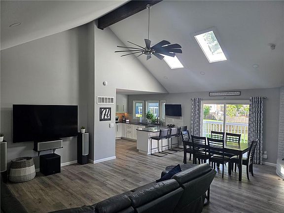 4th image of 3710 NE Beechwood Dr