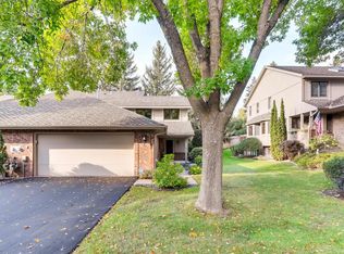 1116 Hollybrook Dr, Wayzata, MN 55391