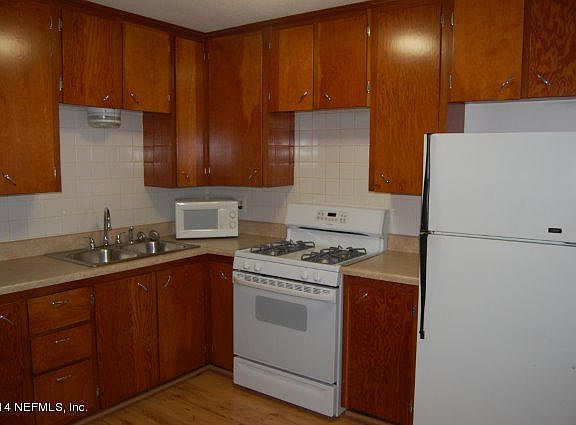 5th image of 11 N Lake St