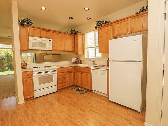 4th image of 923 SE Portlandia Ave