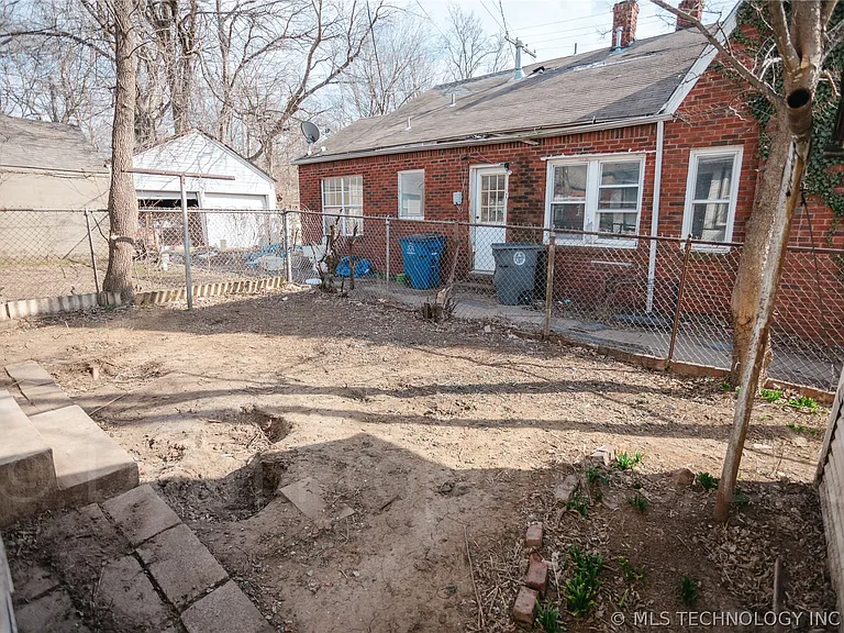 2604 E 7th St S — Photo 55