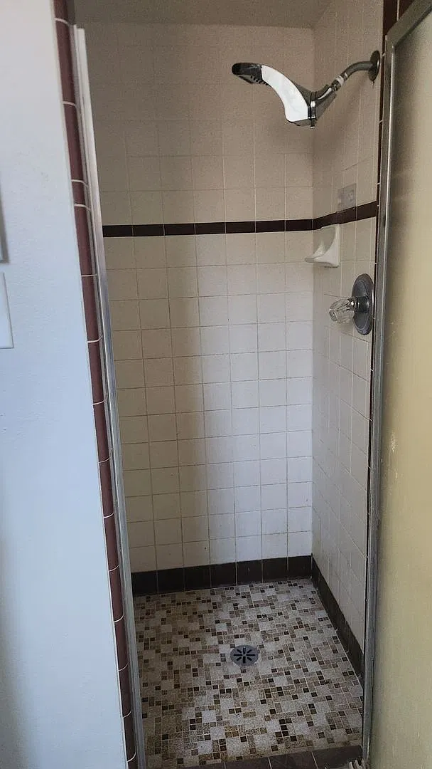 Great Centrally located 3 bedroom home with an upgraded interior — Photo 2