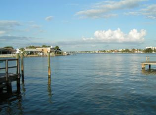 11045 3rd St E, Treasure Island, FL 33706