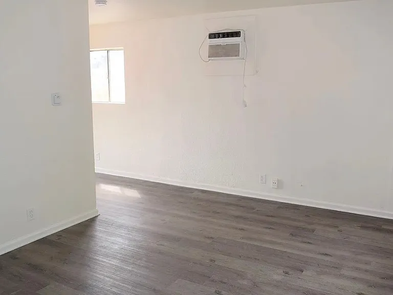 4142 Crown St — Photo 4