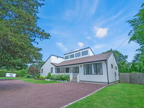 8 School St, Hampton Bays, NY 11946