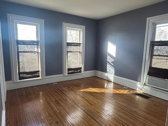 5th image of 323 Lincoln St