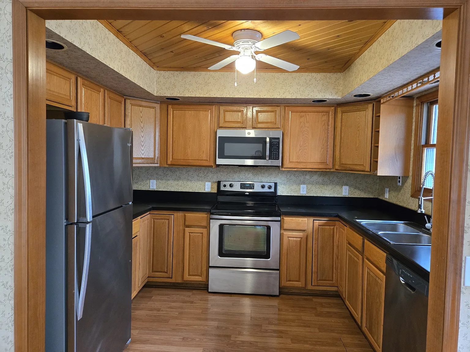 4 bed, 2800 sqft, $2,400 — Photo 1