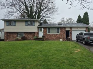 5 Glen Oaks Dr, Rochester, NY 14624