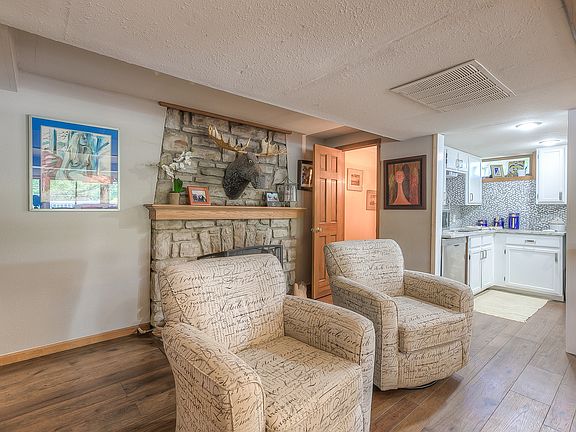 3rd image of 810 Lake Forest