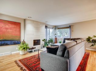 566 Newark Ct, Aurora, CO 80010