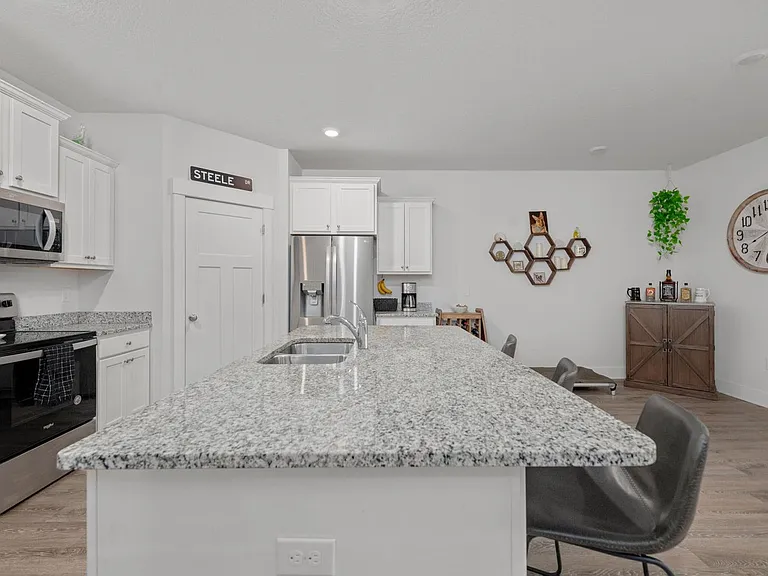 6196 Jenks Dr — Photo 6