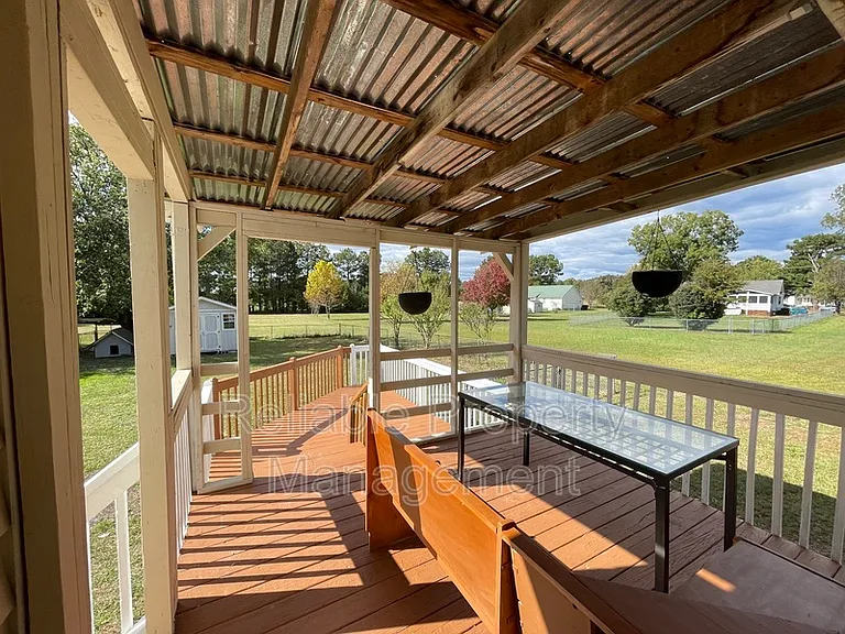 108 Patricia Dr — Photo 2