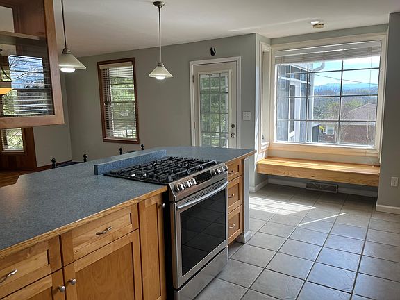 5th image of 1024 Sterling Ave