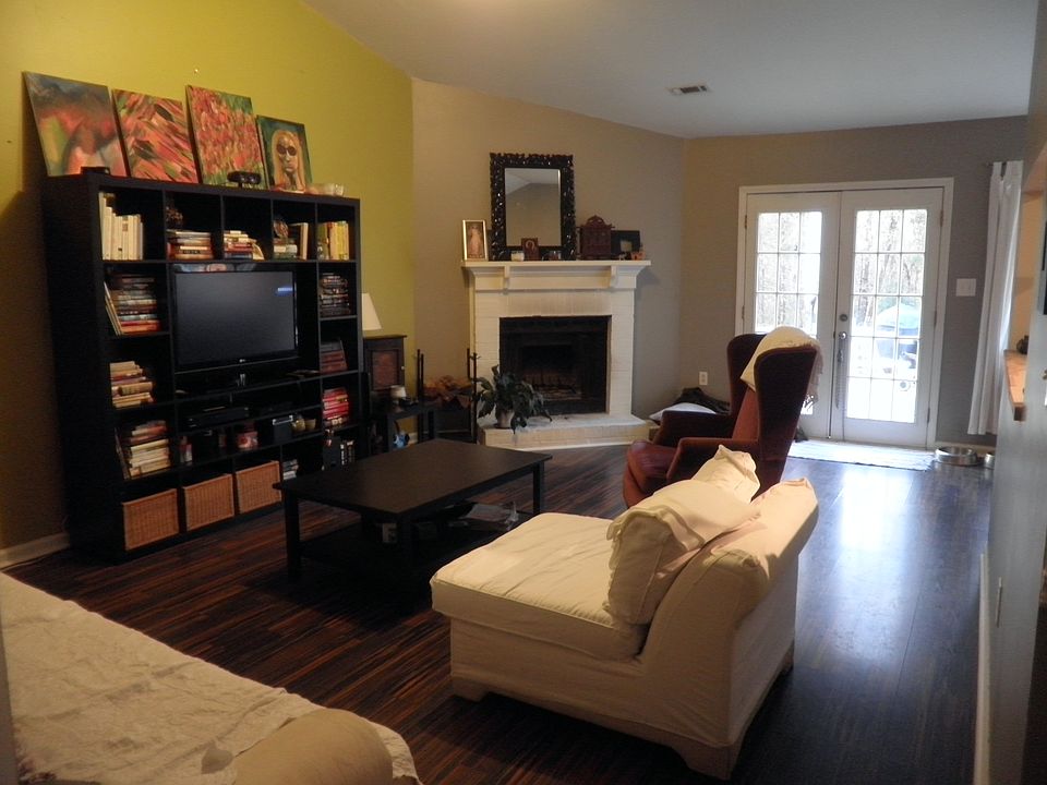 living room w/ fire place