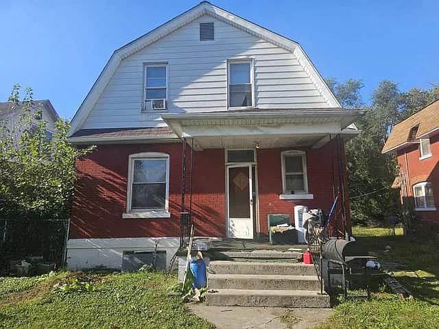 3 bed, 918 sqft, $885 — Photo 1