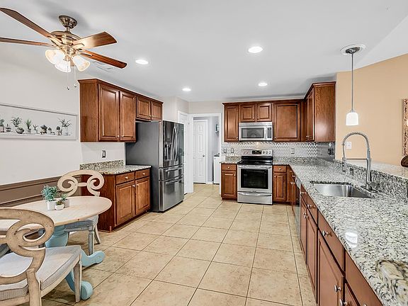 4th image of 845 Bonita Loop